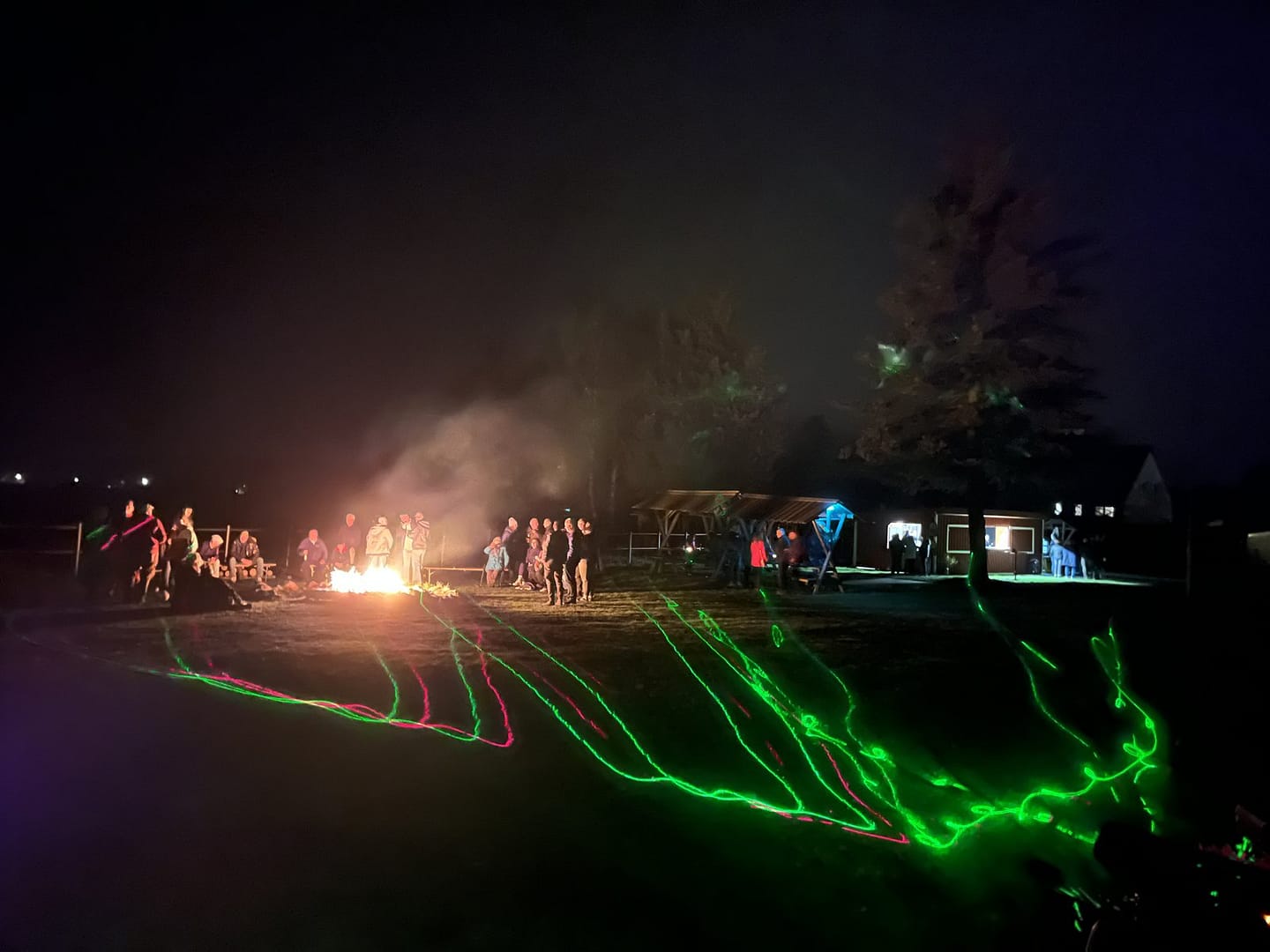 Lagerfeuer und Lichteffekte auf dem Festplatz Frankendorf bei einer Abendveranstaltung des Heimatvereins