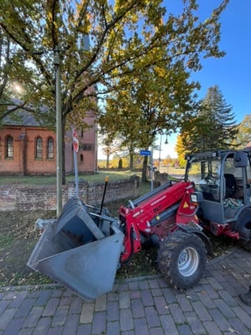 Radlader beim Arbeitseinsatz in Frankendorf vor der Kirche