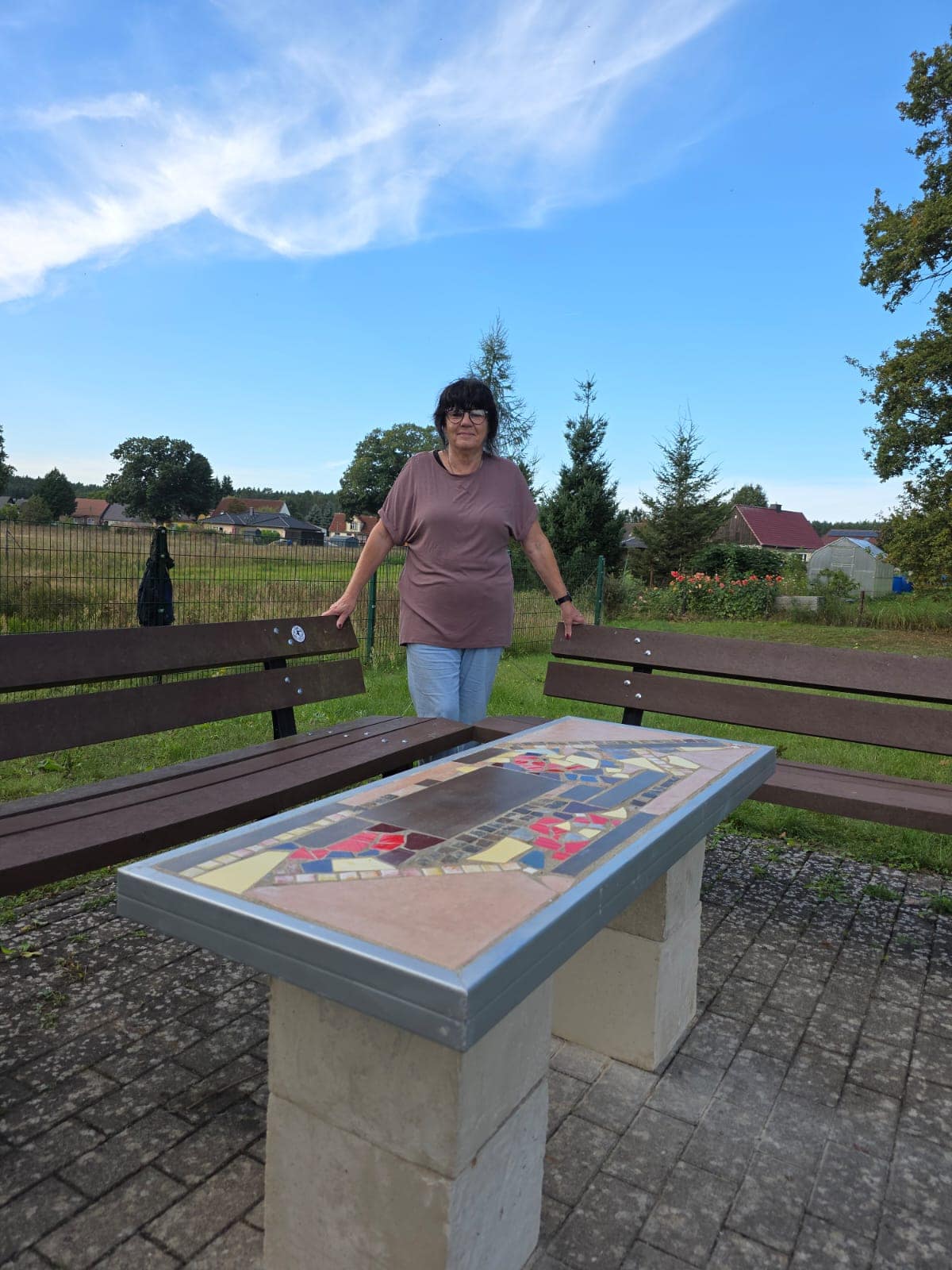 Mosaiktisch am Dorfteich in Storbeck-Frankendorf, 2025