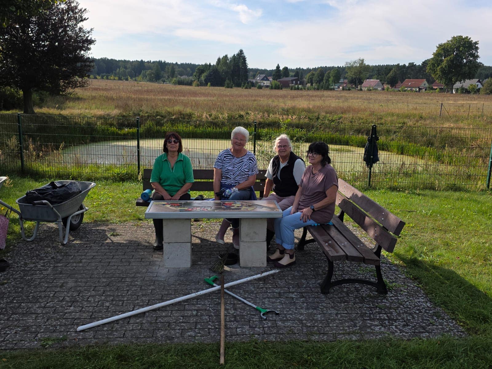 Helferinnen am Mosaiktisch am Dorfteich nach der Sammelaktion beim CleanUp Day Frankendorf