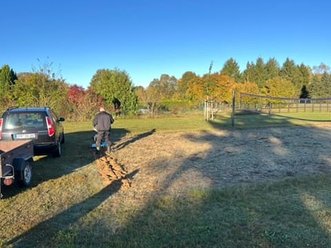 Beachvolleballfeld wird umgegraben